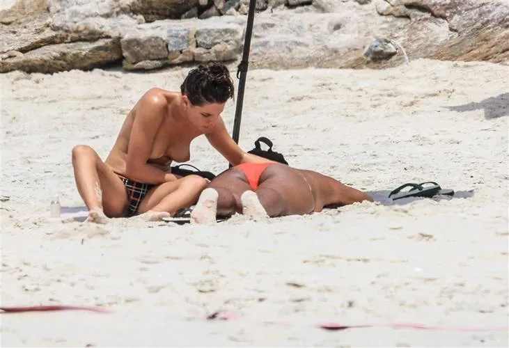 Bruna Linzmeyer faz topless e beija mulher em praia. Veja as fotos