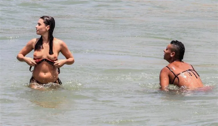 Bruna Linzmeyer faz topless e beija mulher em praia. Veja as fotos