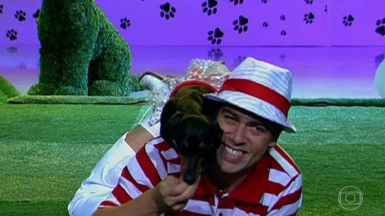 Faustão
pergunta a ator sobre cachorra e comete gafe no Domingão