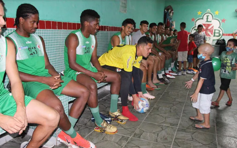Crianças com câncer visitam estádio da Tuna Luso