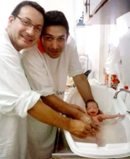 Casal gay adota criança com HIV recusada por dez famílias 