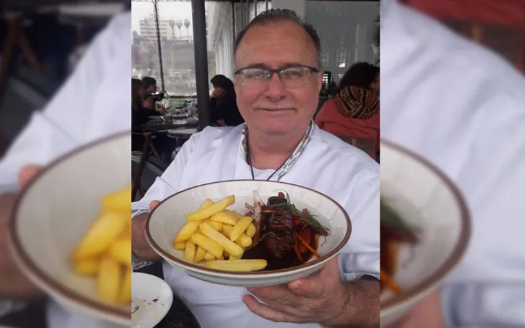 No próximo domingo, o chef Herlander Andrade recebe convidados para comemorar os quatro anos de sucesso do Boteco do Camarão. Durante toda a tarde, ele vai preparar petiscos ao vivo na festa que vai ter show de cantores locais. Em tempo: no Moquém, outro espaço que o chef comanda, será lançado cardápio com iguarias regionais para a véspera e dia do Círio