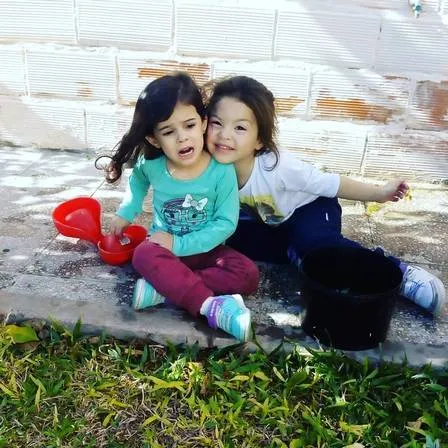 Casal gay adota criança com HIV recusada por dez famílias 