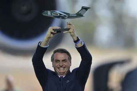 O presidente Jair Bolsonaro participa, na Base Aérea de Anápolis, da cerimônia de entrega do avião KC-390 à Força Aérea
