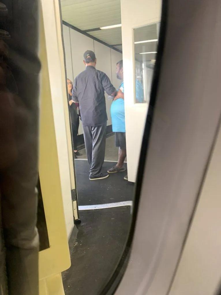 Suposto passageiro bêbado sendo retirado do voo.