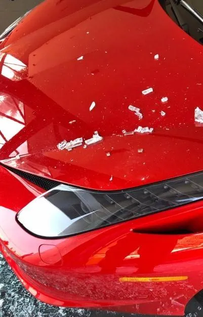 Os estilhaços de vidro caíram sobre uma Ferrari Spider avaliada em R$ 1,5 milhão