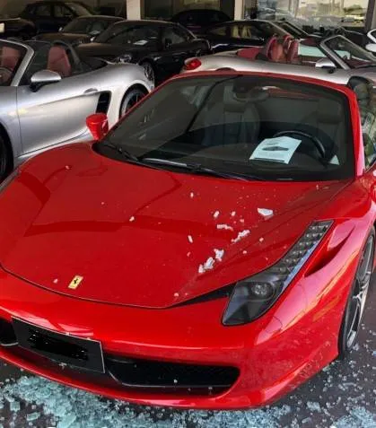 Os estilhaços de vidro caíram sobre uma Ferrari Spider avaliada em R$ 1,5 milhão
