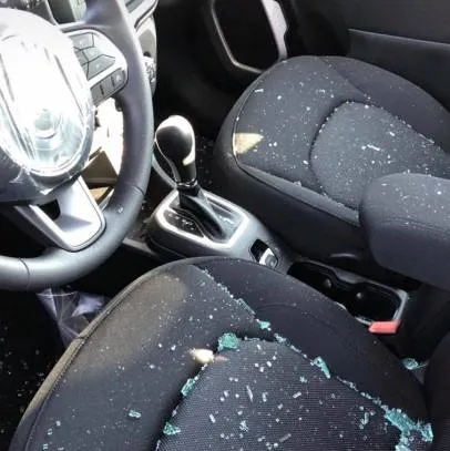 O suspeito destruiu o vidro de um Jeep Renegade.
