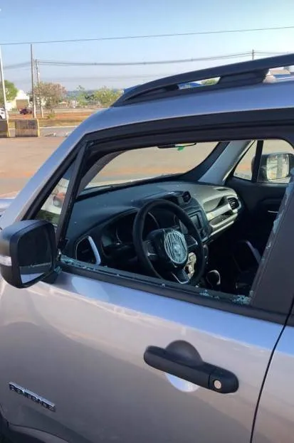 O suspeito destruiu o vidro de um Jeep Renegade.
