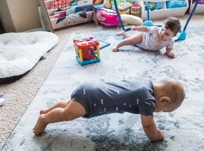 Bebê de 8 meses é flagrado imitando a mãe fazendo flexões e viraliza na web