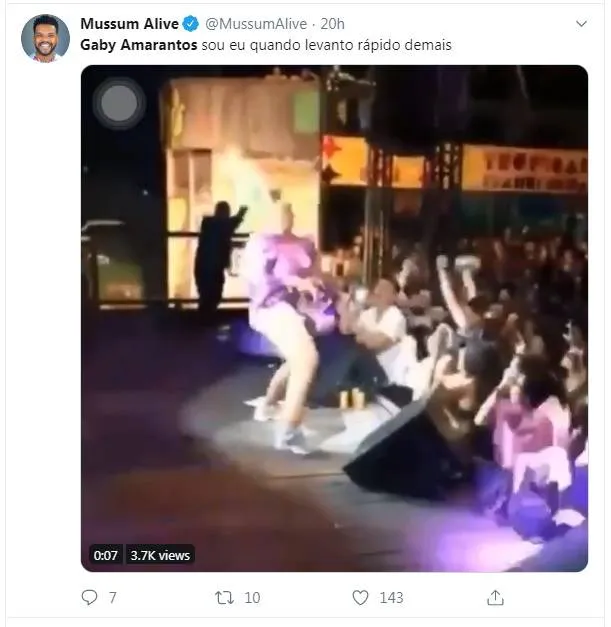 Gaby
Amarantos ganha memes depois de cair do palco em 'bate cabelo'