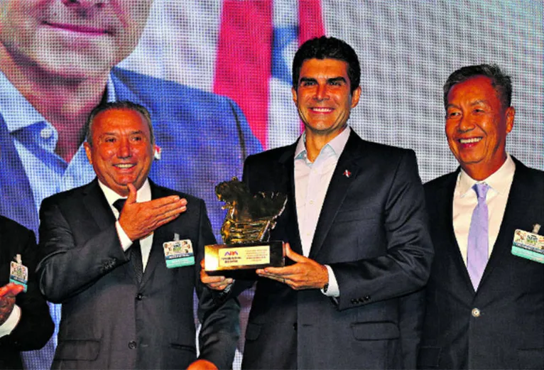 Helder recebeu o título de supermercadista honorário

