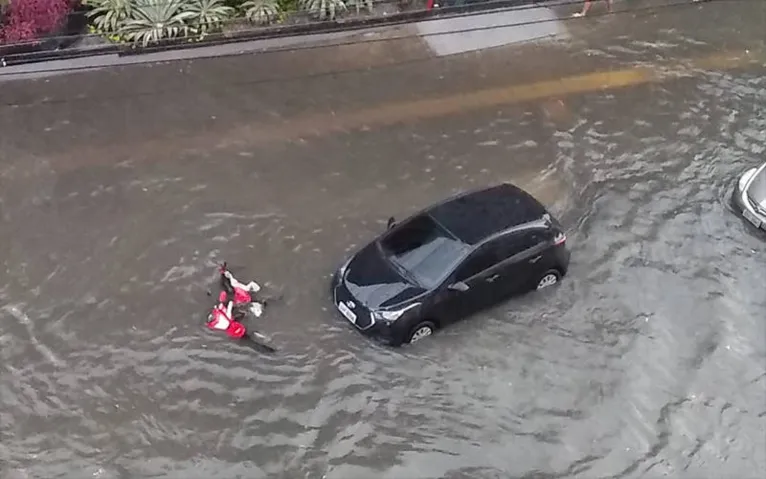 Cidade submersa! Chuva deixa Belém alagada e com tudo parado. Veja ao vivo onde está congestionado
