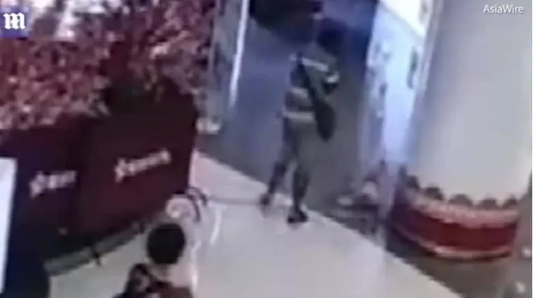 A bebê caiu logo após o chute do homem