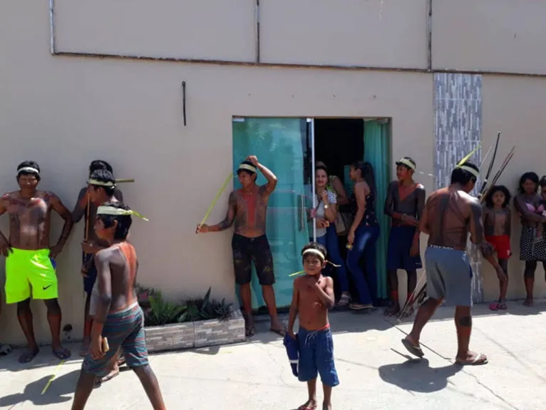 Os indígenas denunciam que crianças e jovens das aldeias estão perdendo aula por falta de professores e educadores