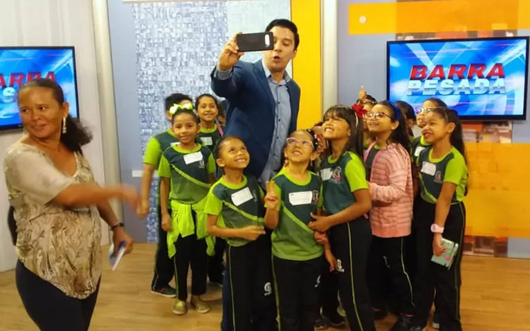 Com o comunicador Jefferson Lima no estúdio de onde é apresentado o programa