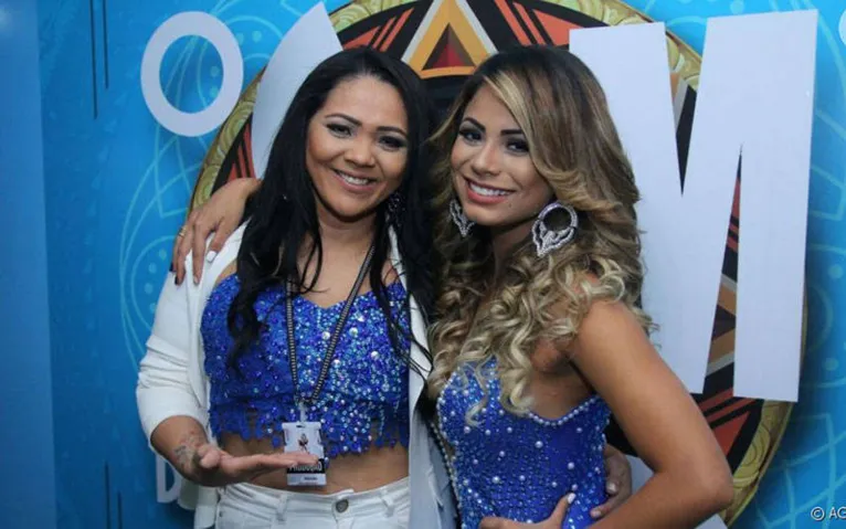 Mãe da cantora Lexa está emagrecendo para assumir posto da filha em escola de samba