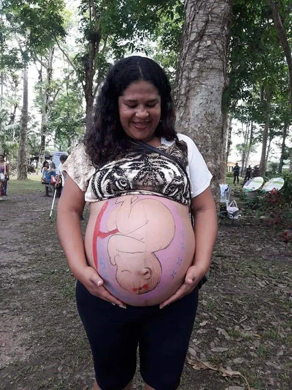 Mães e filhos se unem em um ato coletivo de amamentar.