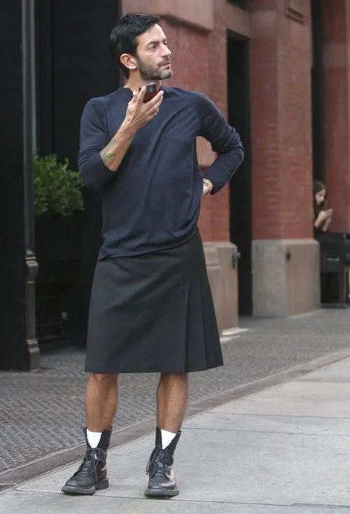 O estilista Marc Jacobs, incorporou a peça nas suas coleções e no seu guarda-roupa pessoal