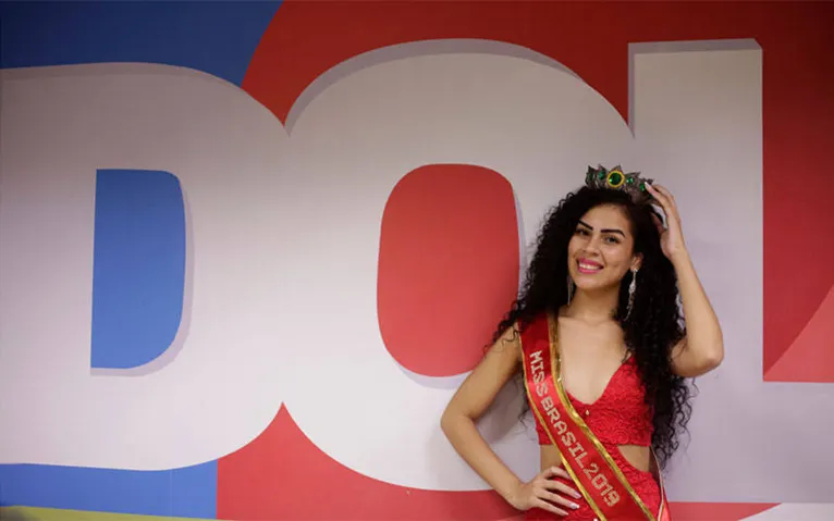 Miss Brasil Primavera visita Grupo RBA e pede ajuda para viajar para o Uruguai