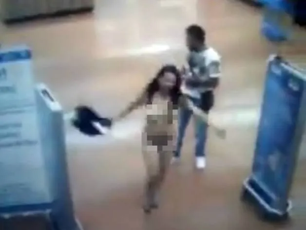 Mulher tira a roupa para mostrar que não roubou em supermercado; veja!