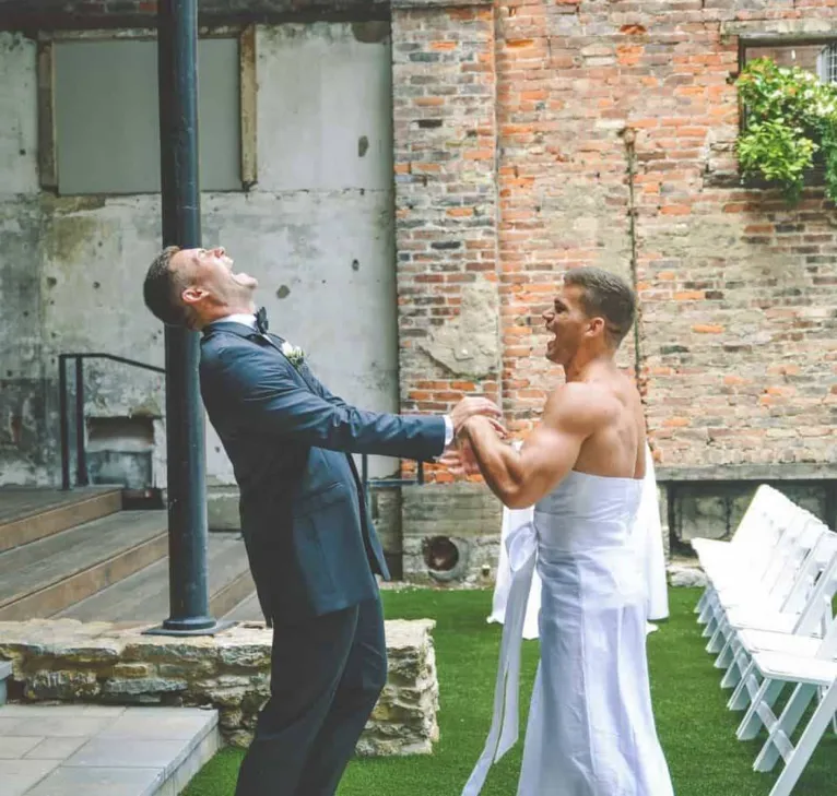 Homem esperava noiva no altar mas é surpreendido pelo amigo vestido de noiva