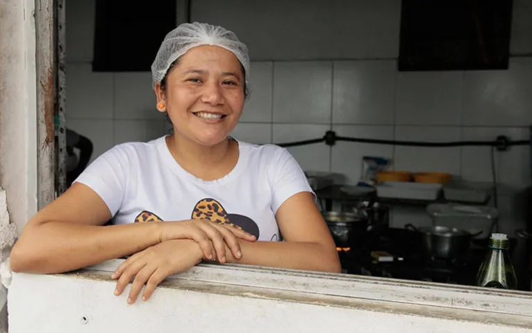 Natália e outras 19 pessoas trabalham no restaurante que funciona todos os dias da semana