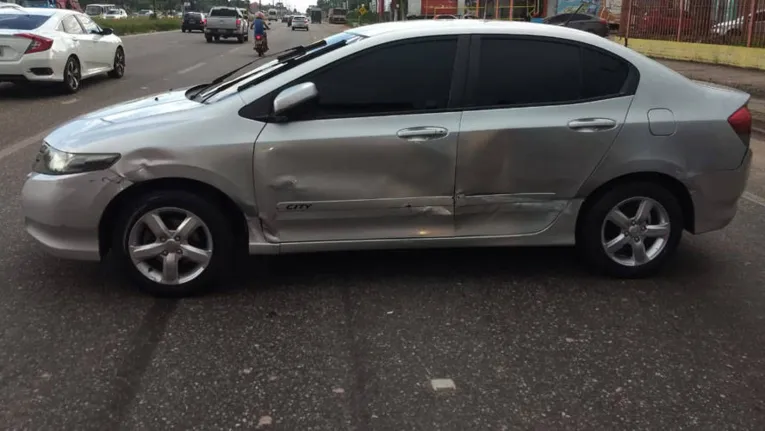 Carro teria sido arrastado por sete metros na pista