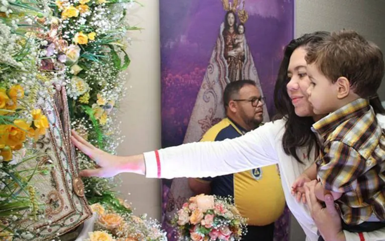 Andressa e Benício em momento de fé durante visita do ano passado