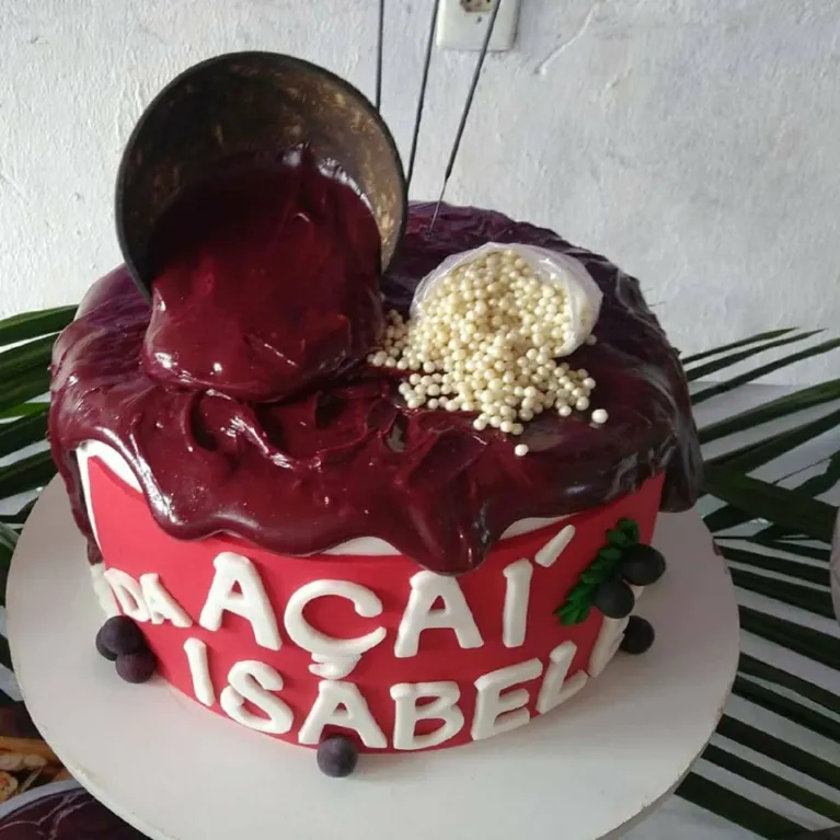A mãe de Isabele é confeiteira e conseguiu criar um bolo perfeito para o tema da filha