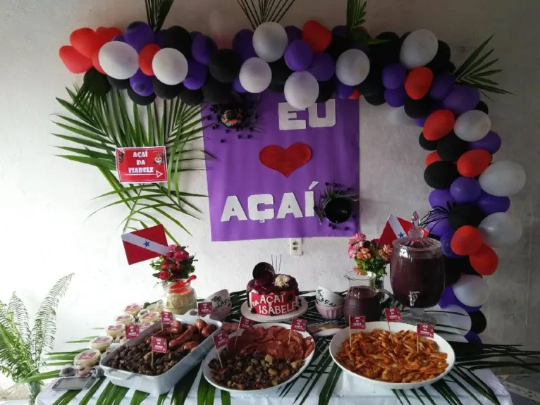 Além do bolo, a festa teve outros acompanhamentos como fraldinha, mortadela, calabresa assada e camarão