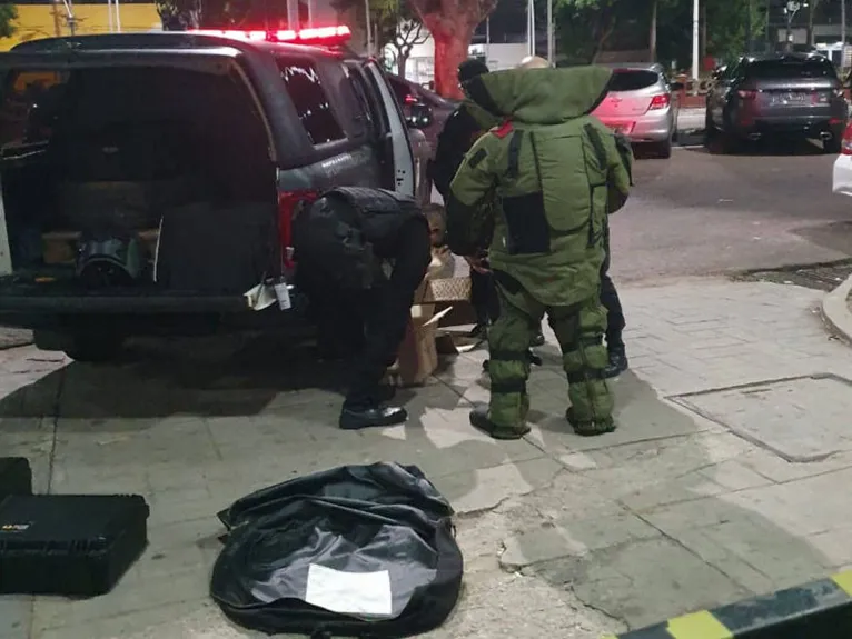 Equipe do esquadrão antibombas se prepara para avaliar o objeto suspeito