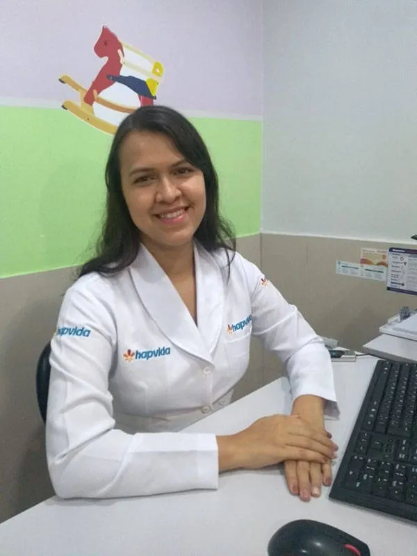 Pediatra Rafaela Dias Neves alerta sobre sintomas da otite.