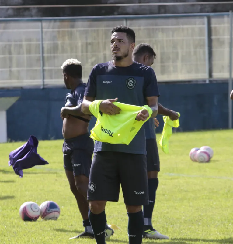 Fredson (foto), Daniel Vançan e Emerson Carioca estão à disposição do técnico Márcio Fernandes 