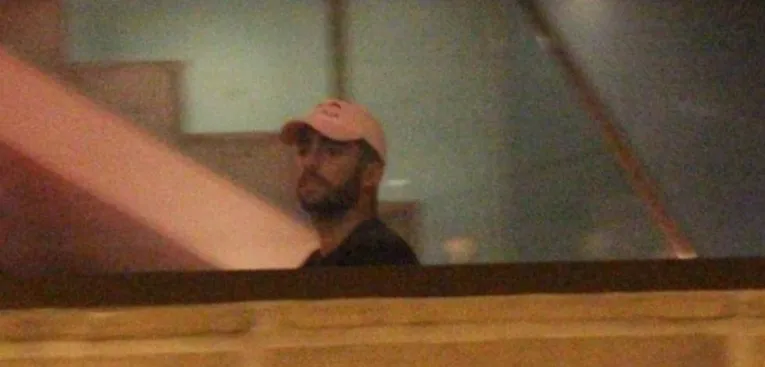 Após ser dispensado por Anitta, Pedro Scooby é flagrado em bar bebendo; veja!
