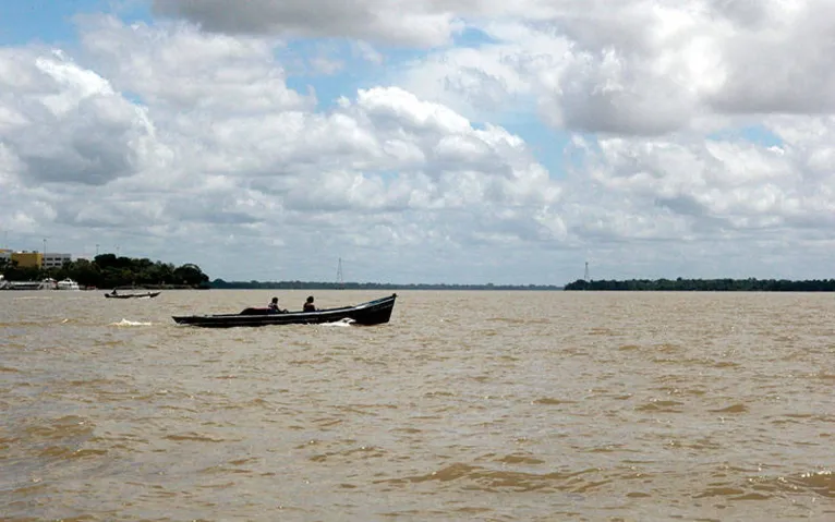 Variedade nos tipos de embarcações que cruzam as águas do rio Guamá