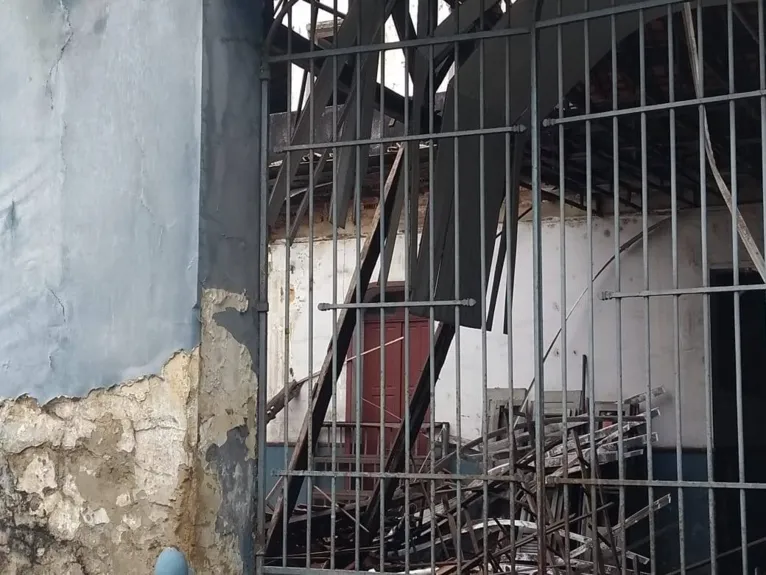 Parte do teto do prédio desabou após a forte chuva, segundo moradores. 