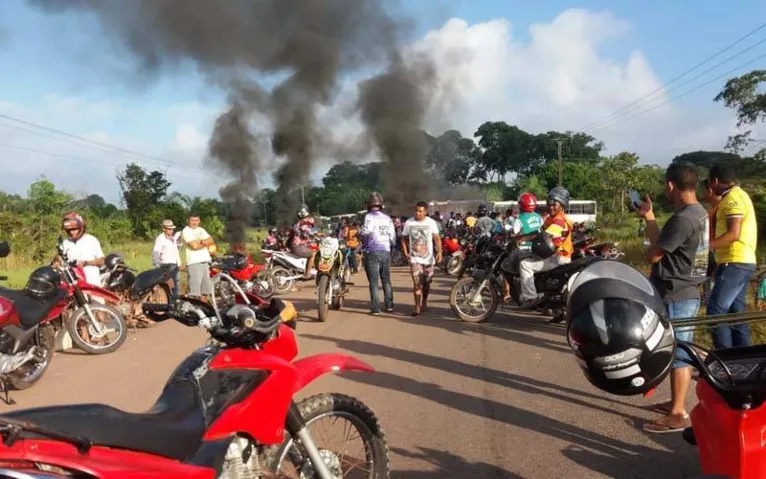 Manifestantes usaram paus e pneus para interditar a rodovia. 