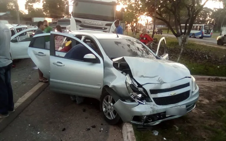 Caminhão colide com mais cinco veículos na BR-316. Veja o vídeo