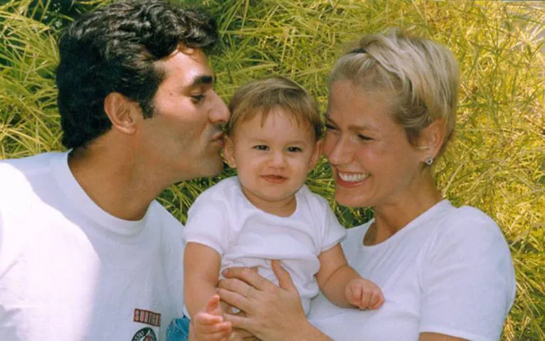 Sacha ainda bebê com o pai e a mãe