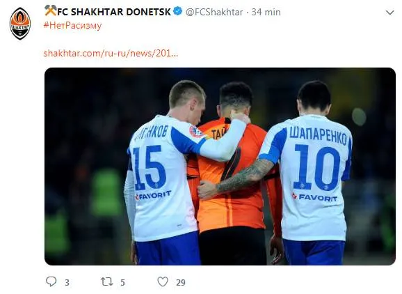 Brasileiros sofrem ofensas racistas em jogo e se revoltam; Taison acaba expulso e chora. Veja!