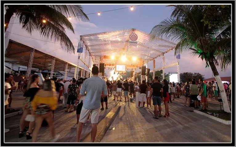 Entrada do palco do Marine Sunset onde cantaram artistas nacionais e regionais