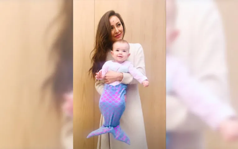 Sabrina veste filha de sereia e é a coisa mais fofa que você verá hoje