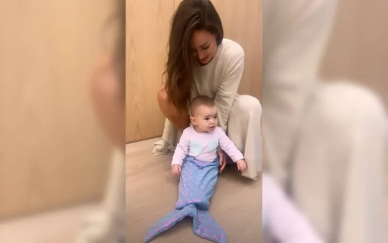 Sabrina veste filha de sereia e é a coisa mais fofa que você verá hoje