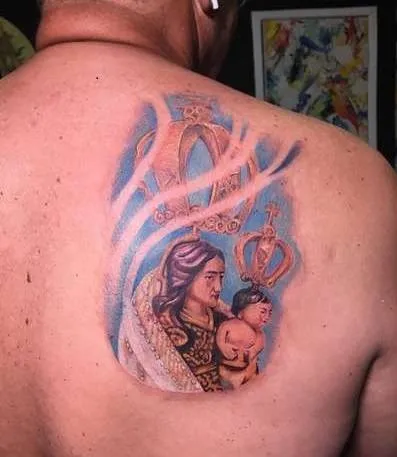 Hélio dos Anjos faz tatuagem bicolor em homenagem a Nossa Senhora de Nazaré
