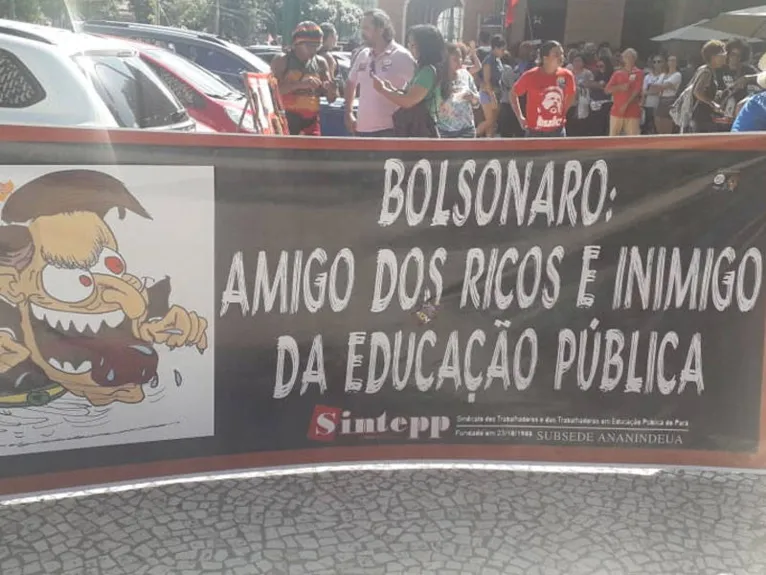 A categoria reivindica os recentes cortes na educação promovidos pelo governo federal
