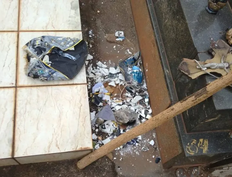 Mulher é flagrada destruindo túmulo de cantor sertanejo famoso em SP