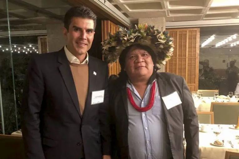 Governador Helder Barbalho e o líder indígena Almir Suruí, participantes da conferência nos Estados Unidos
