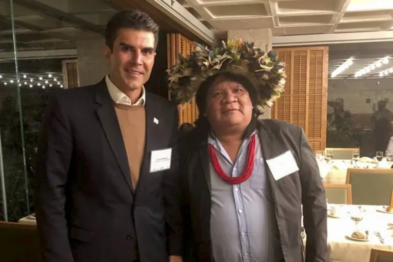 Governador Helder Barbalho e o líder indígena Almir Suruí, participantes da conferência nos Estados Unidos
