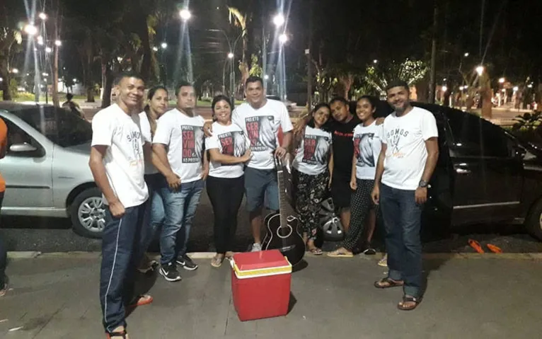 Vídeo mostra criança em situação de rua dançando com voluntário em Belém